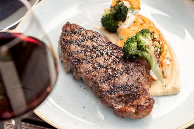 steak and wine food pairing