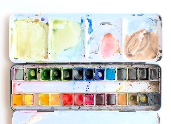 Watercolor palette, pans of different colors. What to look for when buying a watercolor painting Watercolor palette, pans of different colors. What to look for when buying a watercolor painting