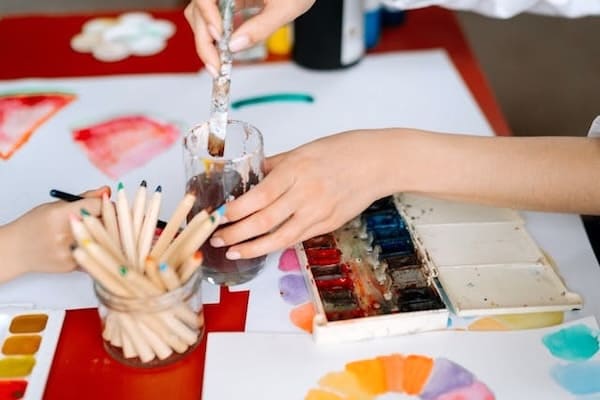 An artist using mixed media, watercolor and marker pens. Current Trends in Contemporary Watercolor Painting for 2026